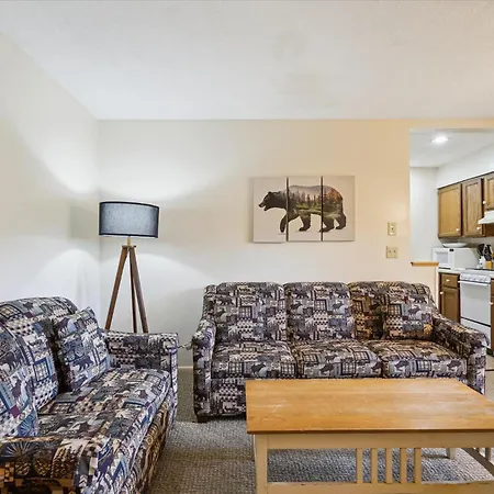 Cedarbrook Two Queen Bed Standard Hotel Room With Outdoor Heated Pool 102